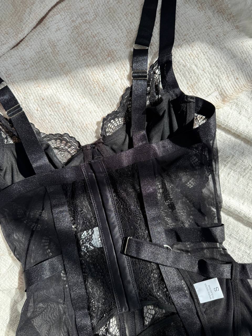 Alessandra™ | Satynowa Czarna Koszulka Nocna Mirage